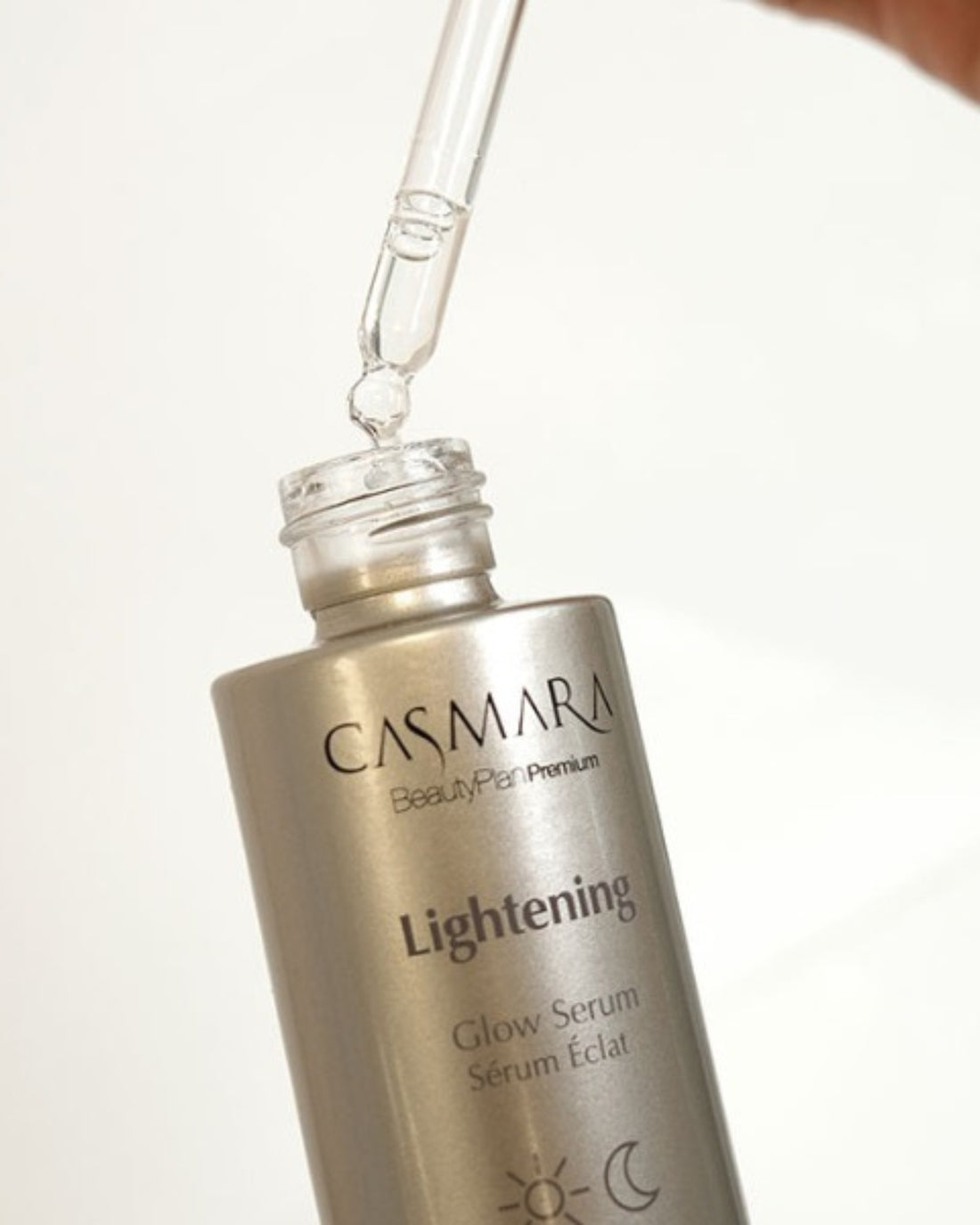 Textura ligera y transparente del sérum iluminador Casmara con Vitamina C y MelaBlock