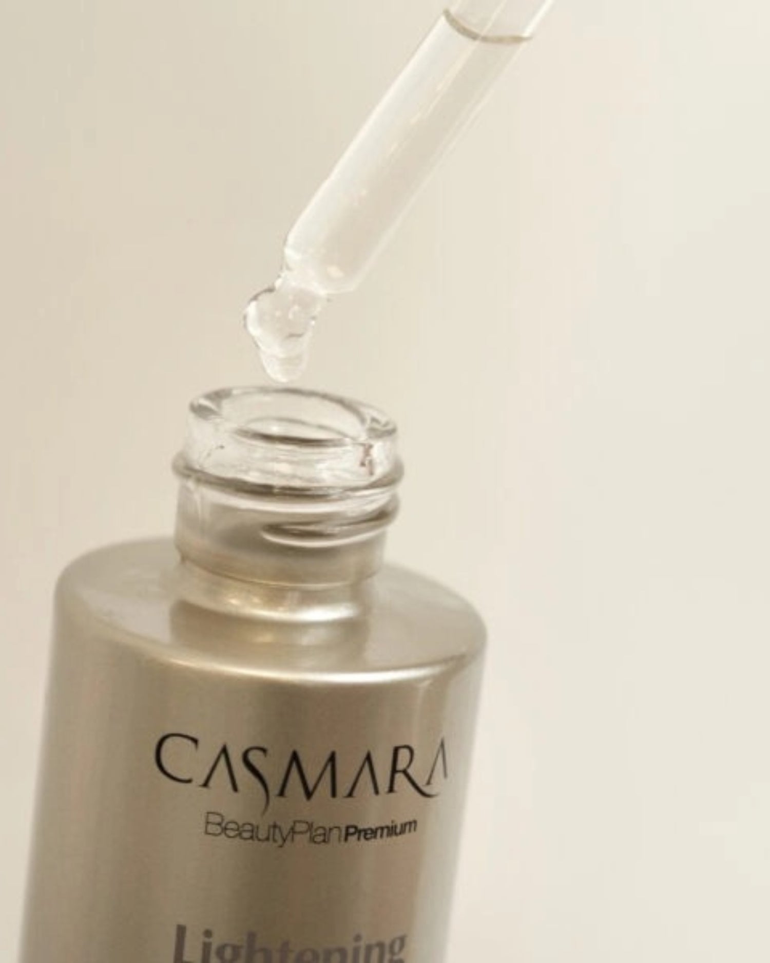 Aplicación del suero facial aclarante Casmara Lightening para rostro, cuello y escote