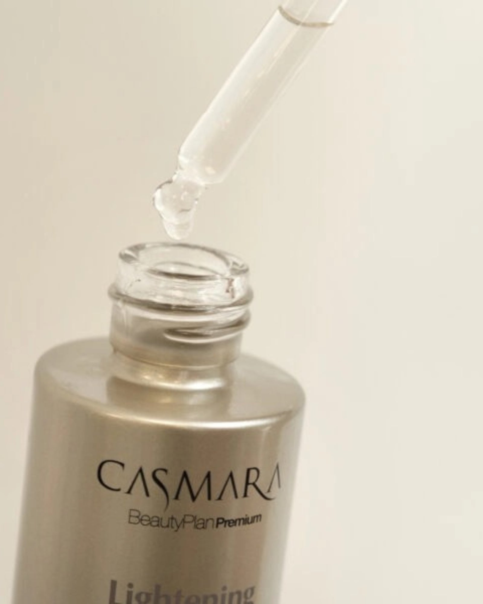 Aplicación del suero facial aclarante Casmara Lightening para rostro, cuello y escote