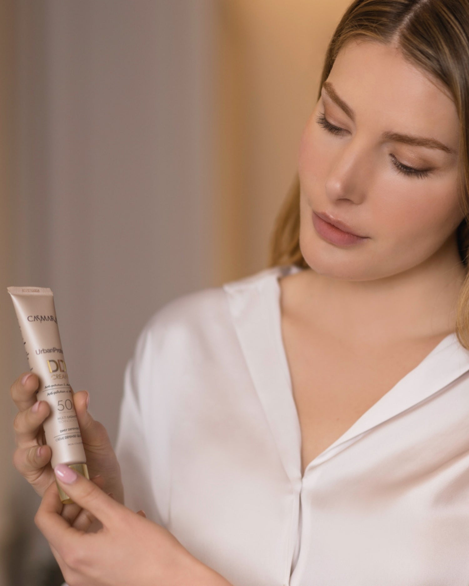 Cuidado facial diario con Casmara Urban Protect: unifica el tono y protege contra el envejecimiento