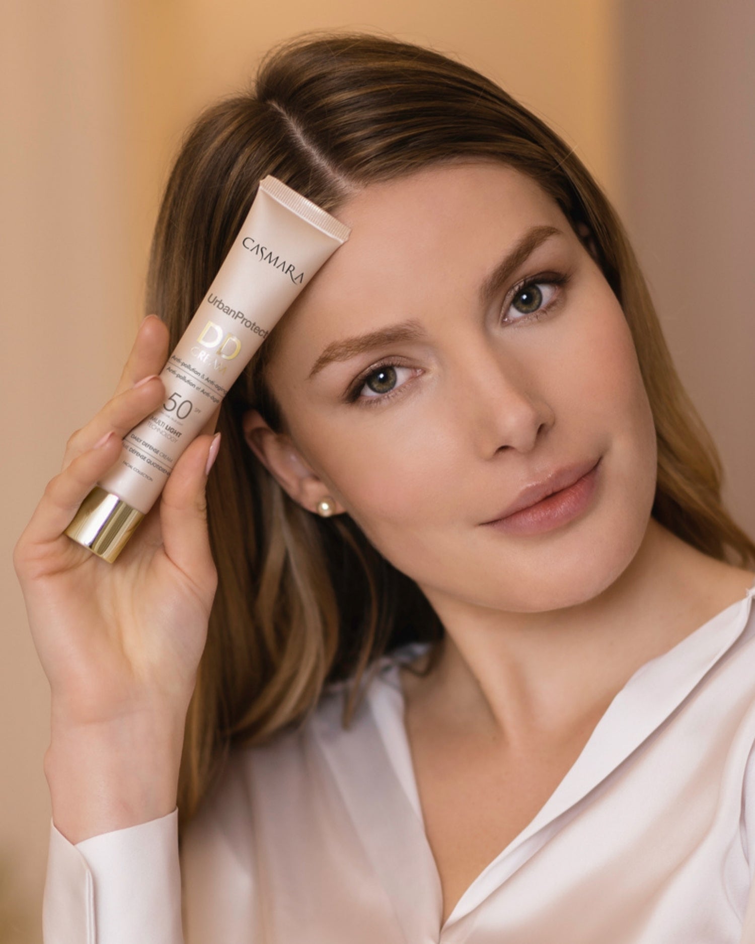 Mujer aplicando Casmara DD Cream SPF 50 para un acabado natural y protección diaria