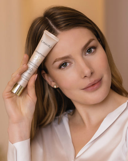 Mujer aplicando Casmara DD Cream SPF 50 para un acabado natural y protección diaria