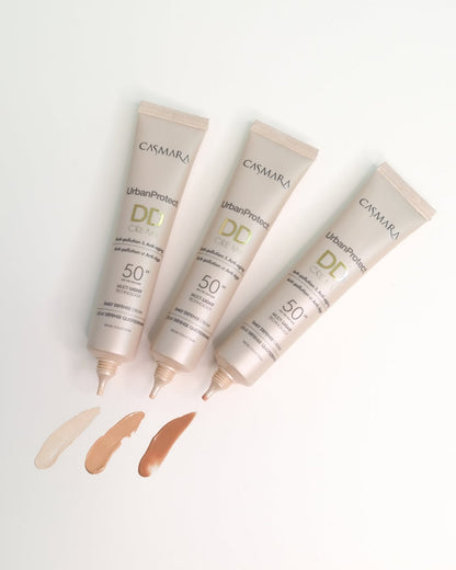 Textura y swatches de color Casmara DD Cream: muestras Natural Light, Light y Dark en la piel